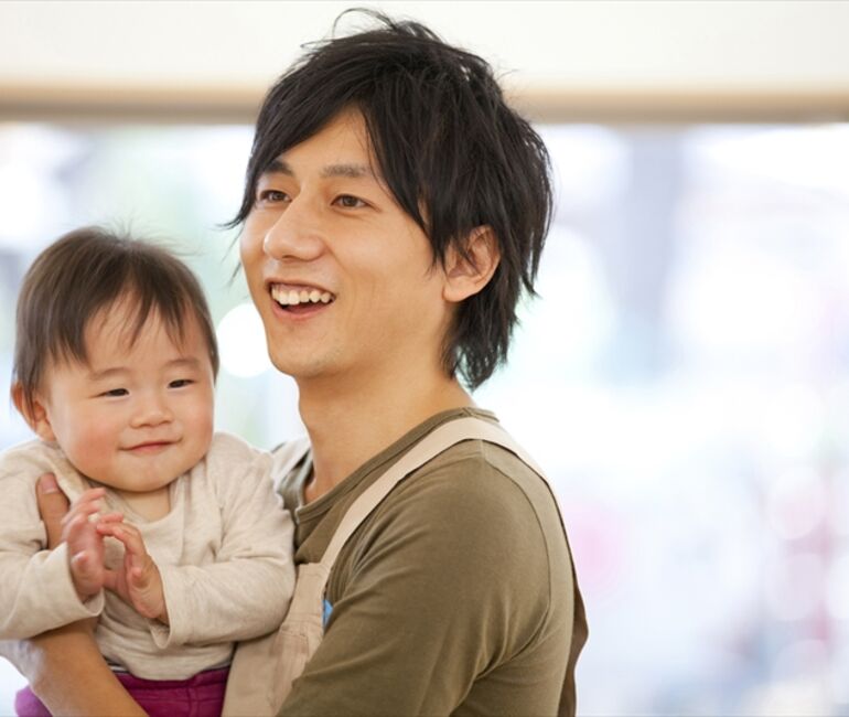 子供をあやす男性の先生